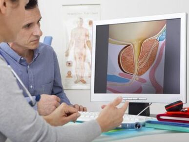 Ένας ουρολόγος συμβουλεύει έναν ασθενή σχετικά με την προστατίτιδα και τις μεθόδους αντιμετώπισής της.