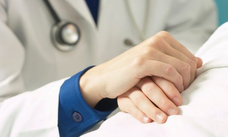 Ο γιατρός υποστηρίζει τον ασθενή με προστατίτιδα